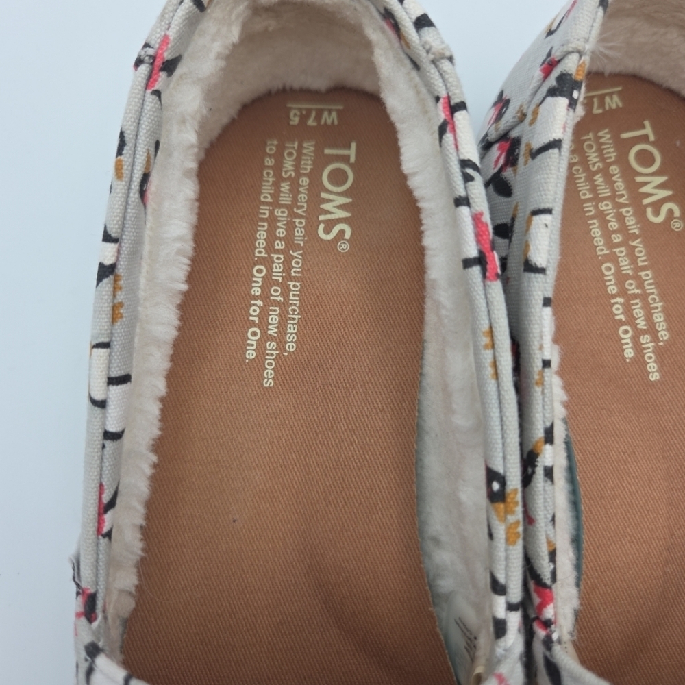 TOMS Alpargata Sz 7.5 Faux Fur Sherpa Lined Slip On Shoes Penquin Red Scarf EUC - Picture 4 of 8
